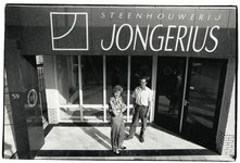 404164 Afbeelding van het echtpaar Jongerius bij de ingang van het nieuwe pand van Steenhouwerij Jongerius ...